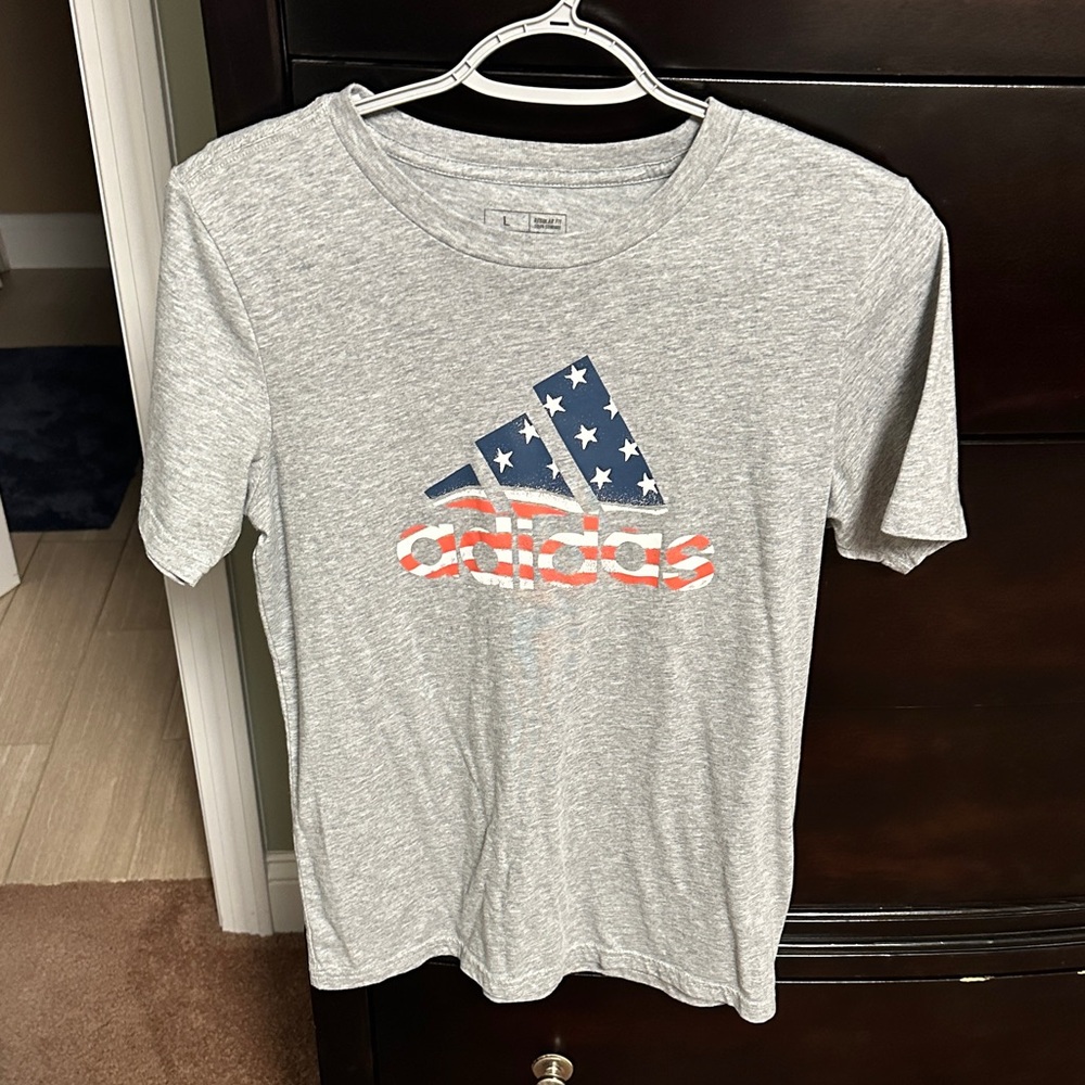 Youth boys Adidas graphic tee. Size L.